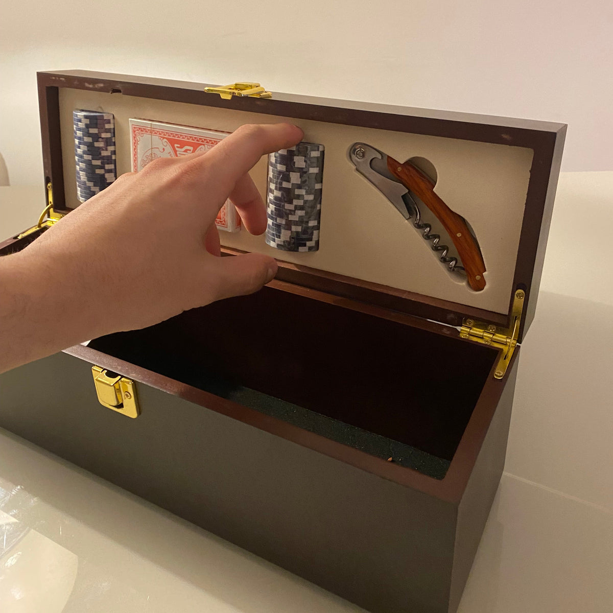 Caja Vino Madera + Set Póker, Cartas y Sacacorchos