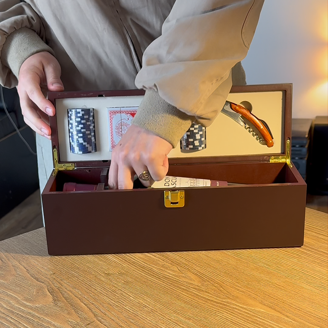 Caja Vino Madera + Set Póker, Cartas y Sacacorchos