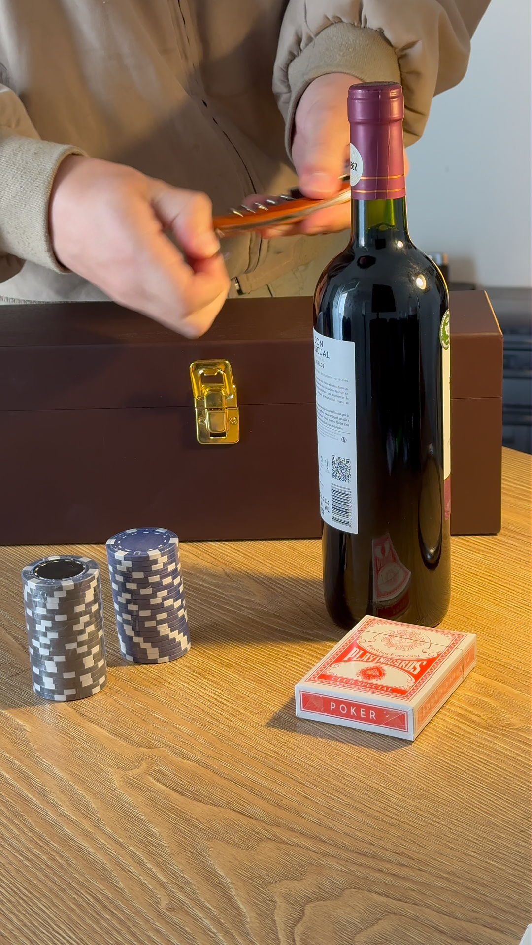 Caja Vino Madera + Set Póker, Cartas y Sacacorchos